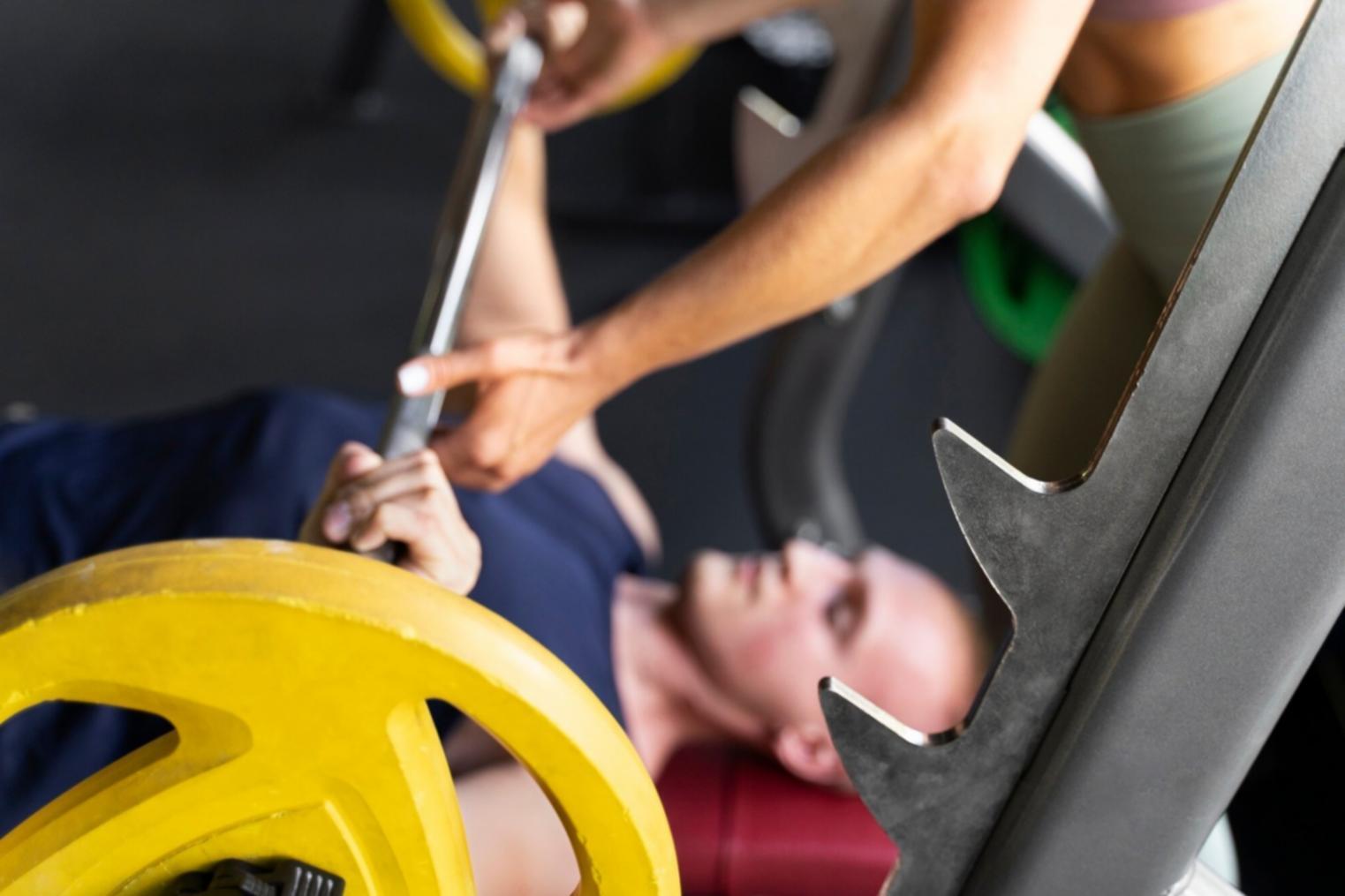 Sesión de entrenamiento personalizado de gimnasia en el espacio del hogar